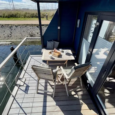 Botel Hausboot Lumme - Huus&meer Großenbrode